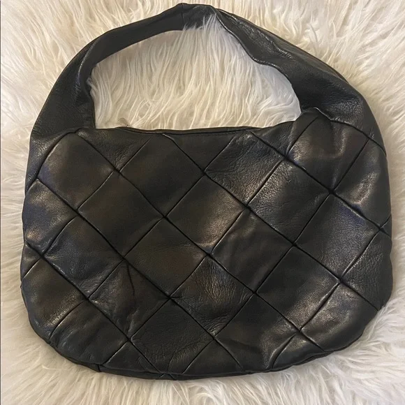 Elegant Black Quilted leather Women's Bag - Picture 2 of 5